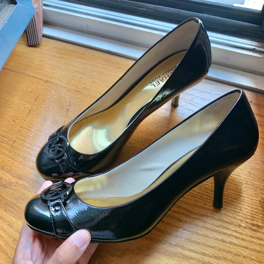 Women's MICHAEL Michael Kors Patent Leather Black Small Heel Pumps / Dress Shoes